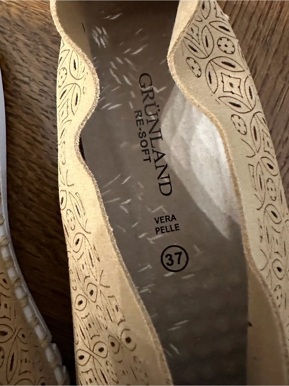 Grunland Re-soft Women’s Tan Laser-Cut Slip-On Loafers sz 37 or 7